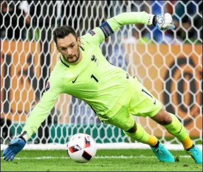 Il est le gardien de l'équipe de France :