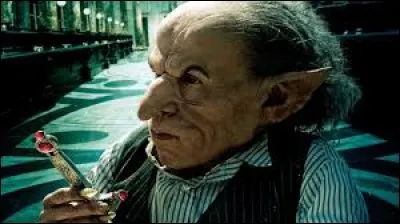 Comment s'appelle le gobelin qui amène Harry à sa chambre forte à Gringotts ?