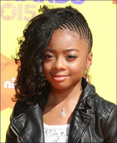 Qui est Zuri Ross dans "Jessie" et "Camp Kikiwaka" ?