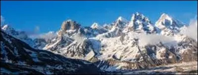 Comment se nomme la plus grande chaîne de montagnes en Asie ?