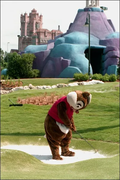 De combien de trous se compose le golf Disneyland ?