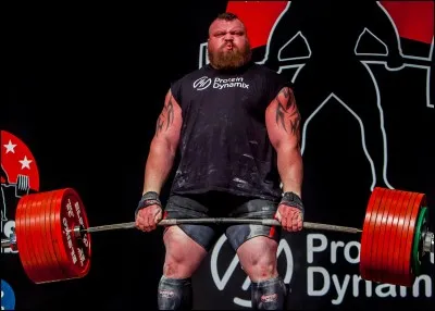 Le record au soulevé de terre (toutes règles confondues) est-il tenu par un powerlifter (personne faisant de la force athlétique) ?