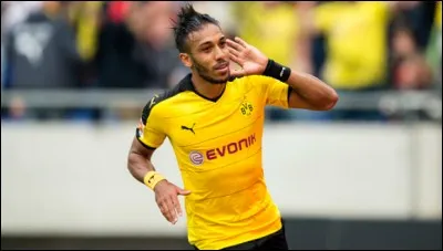 Quel est le nombre de buts marqués par Aubameyang lors de la saison 2016-2017 avec le Borussia Dortmund ?