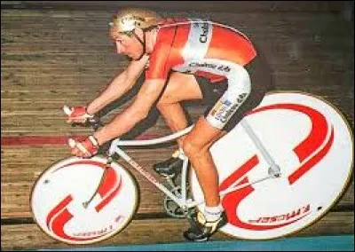 En 1988, Francesco Moser bat le record du monde de l'heure.
Quelle était la particularité technique apportée à son vélo ?