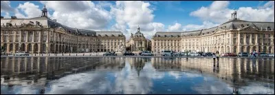 SON MIROIR D'EAU - Laquelle de ces places de Bordeaux est connue pour son grand miroir d'eau ?