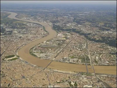 SON FLEUVE - Après avoir traversé la ville, avec lequel de ces fleuves la Garonne forme-t-elle l'estuaire de la Gironde ?