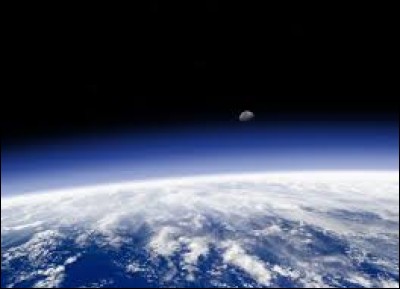 Comme vous le savez, l'atmosphère terrestre est l'enveloppe gazeuse entourant la Terre. Elle protège la vie sur Terre. Elle peut absorber le rayonnement solaire ultraviolet. Mais, quelle est l'épaisseur de notre atmosphère ?