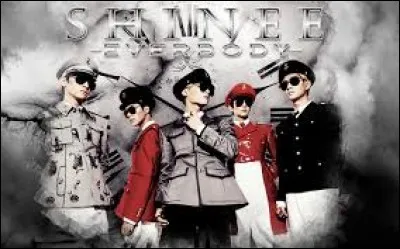 Dans le clip "Everybody", que casse Jonghyun ?