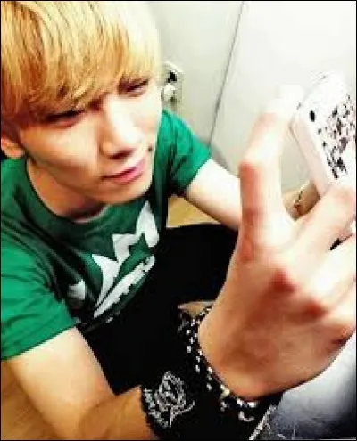 Dans le clip "Breaking New", quelle est la couleur des cheveux de Key ?