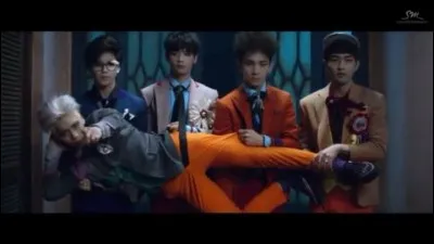 Dans le clip "Married to the Music", que perd Onew ?