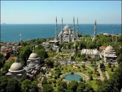 Quelle est la traduction de la devise nationale de ce pays ?