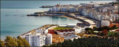 Alger est située au bord de :