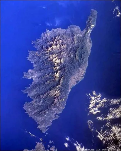 CORSE - Quelle est la superficie de cette île française ?