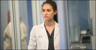 Qui est cette jeune femme, étudiante en médecine aux urgences ?