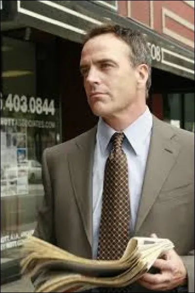 Dans la saison 1, avec qui va-t-il sortir après l'anniversaire de Julie ?