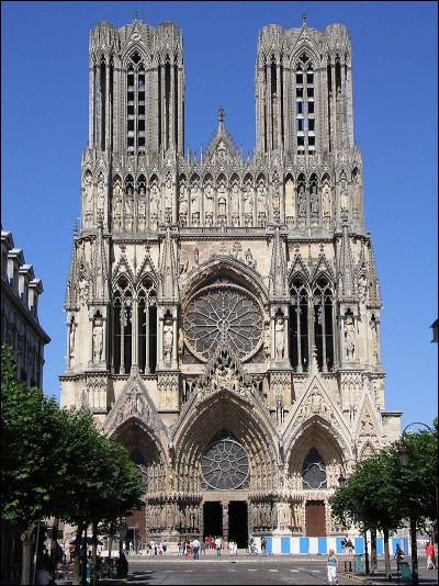 Clovis a été baptisé par saint Rémi dans cette cathédrale gothique. Dans quelle ville peut-on la visiter et admirer ses 2303 statues ?