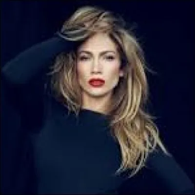 Quelle personne est devenue chanteuse mais avant &eacute;tait avocate ?