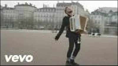 Quel homme est devenu chanteur gr&acirc;ce &agrave; Internet ?