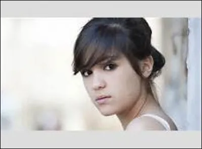 Où Alison fait-elle un stage ?