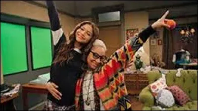 Qui est le personnage avec des lunettes ?