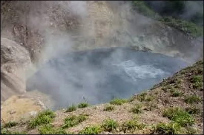 Fumant et chaud, ce lac est classé au patrimoine de l'UNESCO. On le contemple dans le parc national de Morne Trois Pitons. Où est-ce ?