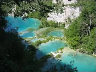 Un véritable enchantement de turquoise et d'émeraude aux scintillements éblouissants pour 16 lacs reliés par 92 chutes d'eaux blanches et mousseuses. Quel parc de Croatie allez-vous parcourir ?