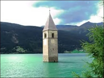 Témoin d'un passé, ce clocher d'église émerge du lac depuis 1950 à la suite de la création d'un barrage reliant deux petits lacs naturels, originels. Qu'est devenu le lieu ?