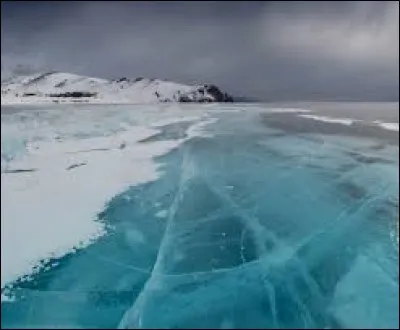 Quelle est la particularité du lac Baïkal ?