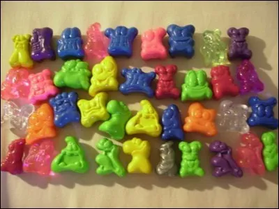 Comment s'appelaient ces petites figurines qu'il fallait lancer le plus près du mur (sans le toucher) afin de remporter la partie ?