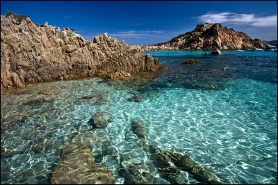 Cette destination fait aussi rêver, avec l'archipel de la Maddalena, sans oublier les grottes de Neptune, et le plaisir d'arpenter les rues de Cagliari, ou de découvrir les ânes albinos du Parc national de l'Asinara !