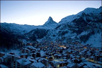 Et si, profitant de la neige, elle optait pour passer un week-end dans cette prestigieuse station de ski du canton du Valais en Suisse !