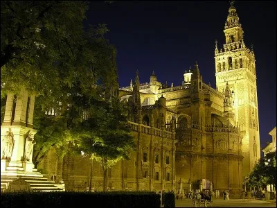 Elle pourrait aussi profiter de la douceur du climat de cette merveilleuse ville andalouse où est édifiée la célèbre cathédrale "La Giralda" :