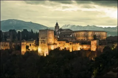 Elle pourrait aussi fixer son choix sur la visite de l'Alhambra :