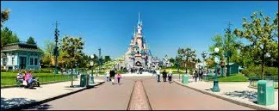 En quelle année Disneyland Paris a-t-il vu le jour ?