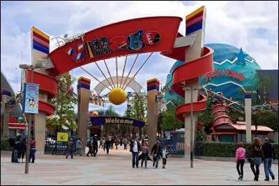 Quel est l'ancien nom de Disney Village ?