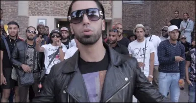 Quel est le prénom du chanteur en photo ?