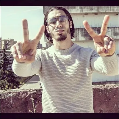 Quel est le prénom du chanteur en photo ?