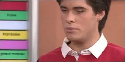 Il va sortir avec l'une des surs jumelles. Il s'agit de :