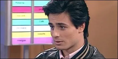 Comment s'appelle le larbin d'Isabelle ?