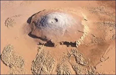 Quel nom porte le plus haut sommet connu, un volcan découvert sur Mars il y a plus d'un siècle ?