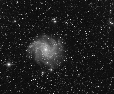 Énorme constellation du ciel méridional, je me cache parfois dans un joli sous-vêtement :