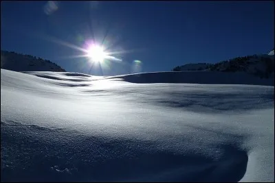Je suis une constellation. Si je suis blanche je peux qualifier la neige, mais si je suis noire, je suis Sarah :