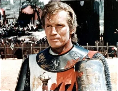 Sous moi donc, cette croupe, pardon, cette troupe s'avance !