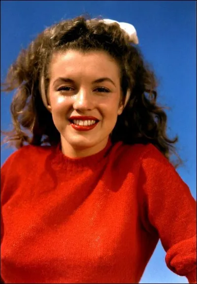 Où travaille-t-elle quand elle est repérée par un photographe en 1944 ?