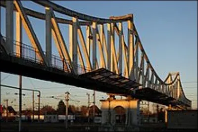 Dans quelle ville trouve-t-on la cité-jardin construite par les Chemins de fer du Nord, selon un plan qui affecte la forme de trois roues de locomotive ?