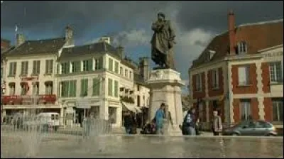 Sur la place centrale de quelle ville peut-on voir une statue dédiée à Alexandre Dumas ?