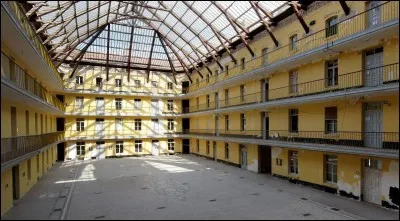 Quelle ville surplombée par un château fort fut l'épicentre de deux batailles pendant la Première Guerre mondiale ?