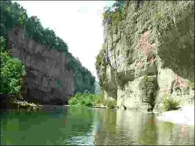 Quelle source d'eau se trouve en Lozre ?