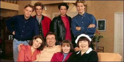 Lola est une cousine de Justine et d'H&eacute;l&egrave;ne.