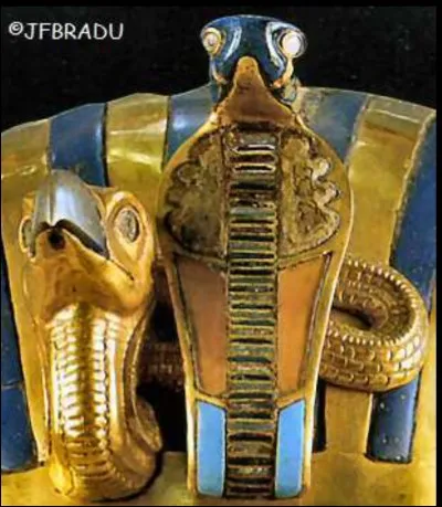Que représentent les vautours sur la couronne du pharaon ?